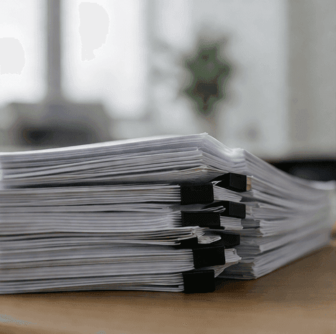 Samlat juridiskt pappersunderlag i flera buntar