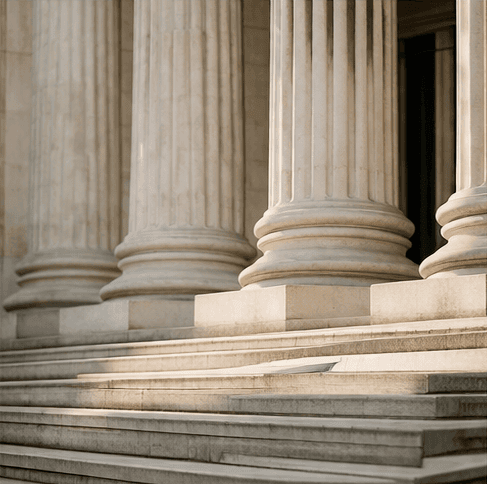 Kolonner vid domstolsbyggnad